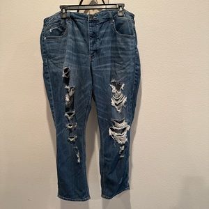 Distressed boyfriend jean